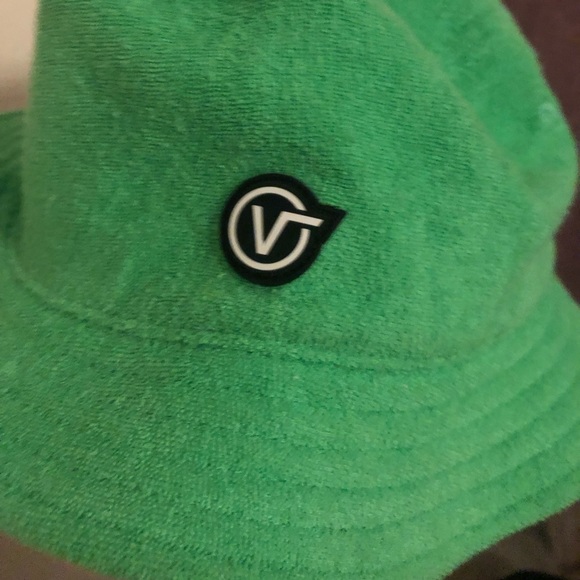 I’m selling a green never worn brand new Anderson Pakk vans bucket hat - Picture 1 of 3